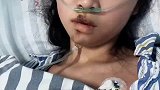 女子骑车翻车住院，陪护的男友边吃零食边追剧