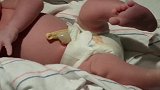 产科医生给新生宝宝量体温，宝宝闭着眼睛使足劲哭着看着真心疼啊