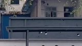 小学生等公交车期间在站台比武，这时候老爷爷出手了
