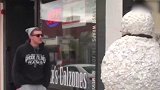 男子逛街遇到雪人，没想到雪人真的动了起来，真是太逗了！