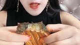 从姑娘吃海参的动作来看，她在吃海鲜方面是个行家
