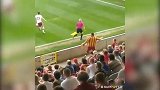 太皮了！逗比球迷模仿边裁 不怕裁判把你罚出去吗