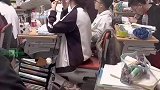 老师拍下学生们在教室美好瞬间，高贵的晚茶匆忙结束