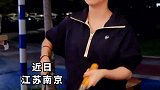 零零后姐妹自己摆摊赚学费，每天炒60份饭