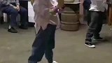 姐弟回老家展示武术给爷爷奶奶看