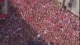 密集恐惧症慎点！上万克罗地亚球迷齐聚街头高歌助威