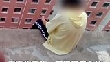 “小姑娘你喜欢啥卡？哥给你买两张去。”13岁少女情绪崩溃独坐天台，民警聊卡牌转移注意力，消防员趁机救下女孩。为你们点赞！