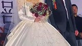 新娘婚纱裙摆太大，新郎主动蹲下帮忙整理