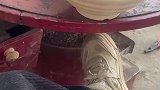 女生回村后烤火取暖，边吃饭边烫脚