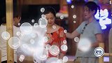 大小S帮阿雅掸身上的沙土，就像给女儿洗澡一样，姐妹情份太铁！