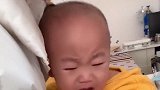 妈妈带三胞胎宝宝去打预防针，大家看看谁哭了，这表情太逗了吧！