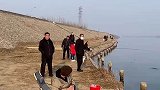 男子在河边发生的搞笑一幕，真是赔了夫人又折兵