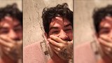 幸灾乐祸!小强入侵女友惊慌失措 帕托只顾拍视频一旁嘲笑