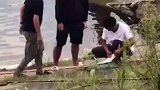 面对入护大鱼，大叔一脚伸出后，小伙绝望了！