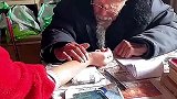 老中医给女子把脉，诊断半天不知其果