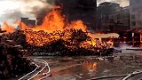 广东清远一木材厂起火引燃附近居民楼 3栋楼人员全部被转移