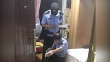 浙江妈妈抱二宝去串门 5岁大儿子8楼坠下生还