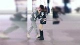 街拍：粉色卫衣搭配肉色丝袜，清新可爱，尽显小女孩气质