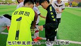 中牟县新圃街小学追风少年足球队练习足球