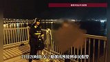 海边一观景平台处，男子用绳子捆住自己双手，身体悬空在护栏外