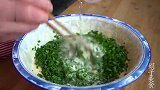 1把韭菜，3个鸡蛋，教你做柔软筋道的韭菜饼，2分钟做出一大张