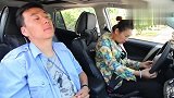 北方大姨和南方美女学车，没想教练区别对待，大姨出招整治教练，
