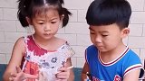 哥哥给粉色的气球染个颜色