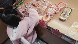 刚会走路的女儿一进超市就直接找吃的！小吃货真让人哭笑不得！