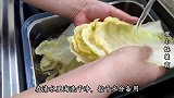 天凉了白菜这样做最好吃，开水一烫，不用炒不用炖，出锅就抢光