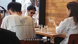 张智霖袁咏仪外出就餐被偶遇，坐在角落里刷手机，毫无明星架子