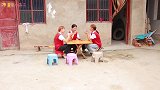 短剧：表哥和一帆装受伤骗燕子和小伙伴，只为获得零食吃，太逗了