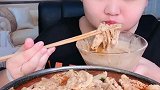 一小砂锅肥牛，小姐姐蘸上麻酱就大口吃起来，吃的可带劲了
