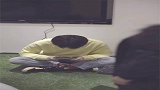 小伙正在玩手机，突然被女朋友逼问，看完我笑了！