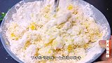 玉米面倒开水里烫一烫，出锅太好吃了，吃过的人连连称赞，太香了