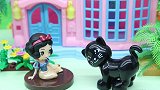 白雪救了一只黑猫，没想到是黑暗女巫变的，动物们帮白雪赶走了她