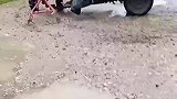 这一幕把人看呆，拖拉机把手失控原地转圈
