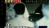 醉汉大闹社区 警察被拖行10米-8月19日