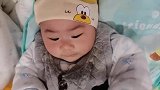三个月的小宝宝好可爱,安安静静地躺在床上听音乐,太萌了！
