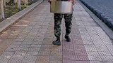 部队上的兵哥哥吃西瓜，班长就转身拿个桶，就这样吃完了