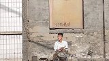 美女掉了一只鞋跟，没想修鞋匠却把另一只鞋的鞋跟也拔了