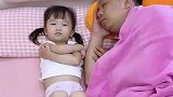 当爸爸发现闺女没盖被子时，结果盖了个寂寞啊