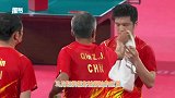 国乒队员反差萌！马龙躲开了教练摸脸的手，樊振东却乖乖被擦汗