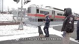 军犬是怎么走军步的，一只军犬当众演示，看完请憋住别笑