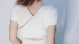 纤细腰肢美女穿搭紧身牛仔裤，性感身材很迷人