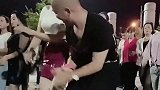 大哥你跳舞是认真的吗，舞姿动作妖娆，给旁边的大姐留点面子！