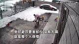 女子院内铲雪突遭积雪砸倒：屋顶积雪瀑布式滑落，幸好避开要害部位
