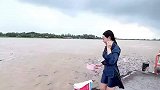 妹子在黄河喂鱼，你是吃饱撑的吗