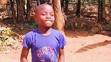 非洲卢旺达，小朋友，学跳舞，还自带道具呢！