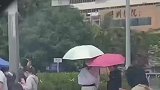 小朋友等红绿灯间隙，和流浪者玩猜拳