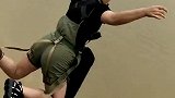 姑娘虽然很害怕蹦极，但还是勇敢的跳下去了，这勇气让人佩服